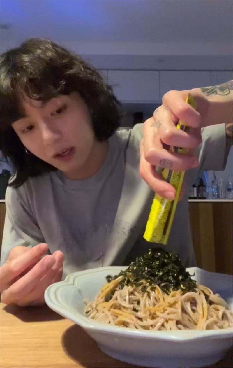 BTS's Jungkook Recipe "Spicy Fire Mayo Perilla Oil Cold Noodles"